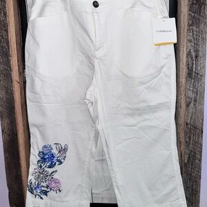croft & barrow White Cropped capri Pants with Blue & Purple Floral Embroidery